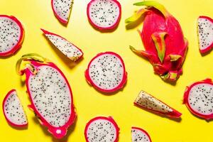 fatias do fresco branco pitaya ou Dragão fruta em amarelo fundo, plano deitar foto