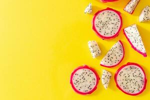 fatias do fresco branco pitaya ou Dragão fruta em amarelo fundo, plano deitar foto