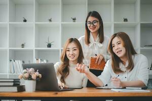 sorridente diverso empregados colegas ter Diversão rir colaborar chuva de ideias em computador às escritório equipe reunião. feliz multiétnico pessoas de negócio trabalhos juntos em computador portátil discutir o negócio Ideias dentro grupo. foto