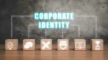 corporativo identidade conceito, de madeira quadra em escrivaninha com corporativo identidade ícone em virtual tela. foto