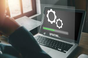 atualizar progresso conceito, pessoa esperando para instalando atualizar processo com Carregando Barra ícone em virtual tela em computador portátil computador. foto