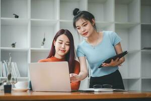 sorridente diverso empregados colegas ter Diversão rir colaborar chuva de ideias em computador às escritório equipe reunião. feliz multiétnico pessoas de negócio trabalhos juntos em computador portátil discutir o negócio Ideias dentro grupo. foto