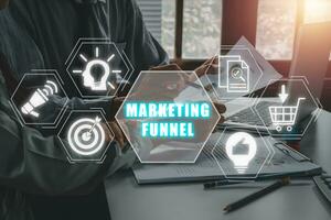 marketing funil conceito, o negócio equipe analisando renda gráficos e gráficos com marketing funil ícone em virtual tela. foto