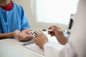 uma coração paciente visitas uma médico para adendo em saúde Cuidado e medicação para tratar coração doença sintomas depois de a médico equipe tem diagnosticado e examinado a paciente para coração anormalidades. foto