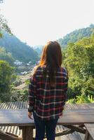 costas cena do mulher sozinho com sentindo-me solitário e depressivo em borrado fundo do lindo natureza cenário . conceito do mulher quem teve para estar sozinho dentro passado estava depressivo quando ela encontrado problemas foto