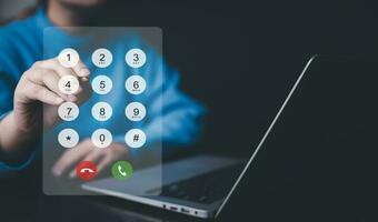 discagem em virtual Telefone teclado com transparente Telefone botões, homem de negocios toque botão do Telefone número em tela, dedo toque número em Smartphone para faço uma chamar, fechar acima foto