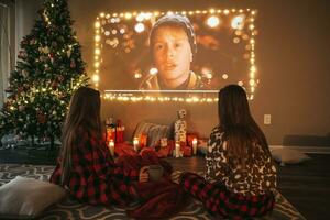 lindas garotas adolescentes assistindo filme de ano novo na véspera de natal foto