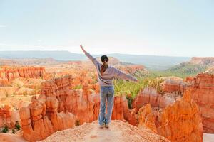 caminhante menina dentro Bryce desfiladeiro caminhada relaxante olhando às surpreendente Visão durante caminhar em verão viagem dentro Bryce desfiladeiro nacional parque, utah, Unidos estados. foto