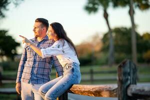 feliz casal dentro a parque em verão dia ao ar livre foto