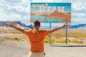 bem-vinda para Utah estrada placa. ampla bem-vinda placa cumprimenta viaja dentro nacional desfiladeiro, utah, EUA foto