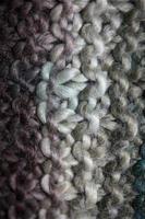 lenço colorido de inverno feito à mão com lã de alpacas close-up foto