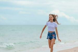 jovem feliz aproveite as férias na praia tropical foto