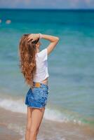 jovem feliz aproveite as férias na praia tropical foto