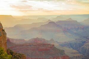 lindo panorama do a grande desfiladeiro às pôr do sol dentro nacional parque às Arizona foto