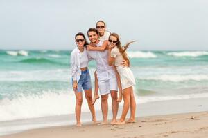 jovem família de férias se diverte muito foto