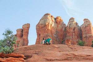 jovem caminhante mulher em a Beira do uma penhasco às catedral Rocha dentro Sedona, arizona. Visão a partir de cênico catedral Rocha dentro Sedona com azul céu dentro Arizona foto