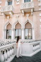 lindo senhora assistindo a famoso hotel dentro las vegas, em pé dentro a ocupado cidade. famoso turista atração dentro EUA em período de férias dentro las vegas. foto