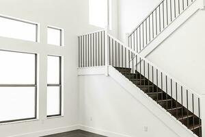 moderno branco de madeira Escadaria dentro Novo casa interior com grande janelas foto