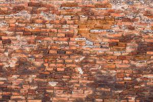 paredes de tijolos antigos. textura abstrata da parede de tijolo vermelho foto