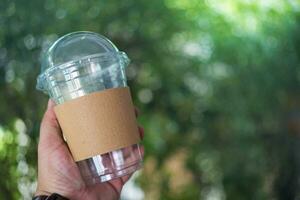 esvaziar descartável frio café ou beber copo ter em branco Castanho cartão manga foto