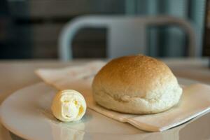 fresco pão com fresco manteiga cachos dentro restaurante, fechar-se foto