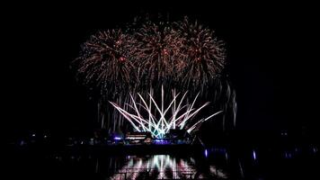 fogos de artifício sobre o templo no céu escuro foto