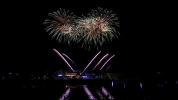 fogos de artifício sobre o templo no céu escuro foto