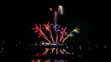 fogos de artifício sobre o templo no céu escuro foto