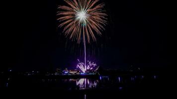 fogos de artifício sobre o templo no céu escuro foto