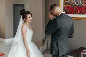 primeiro Veja do Casamento casal dentro a manhã. Casamento casal dentro a loft estúdio. noiva e noivo. a primeiro encontro do a noiva e noivo. feliz noiva foto