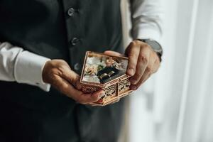 manhã noivo e detalhes, detalhes do a noivo Castanho. Casamento detalhes, ouro Casamento argolas. Casamento acessórios. ramalhete e acessórios do noiva e noivo. Casamento detalhes foto