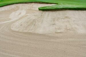 golfe curso areia Cova bunker estético fundo, usado Como obstáculos para golfe competições para dificuldade e queda fora a curso para beleza foto