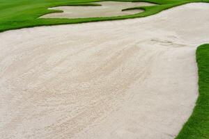 golfe curso areia Cova bunker estético fundo, usado Como obstáculos para golfe competições para dificuldade e queda fora a curso para beleza foto