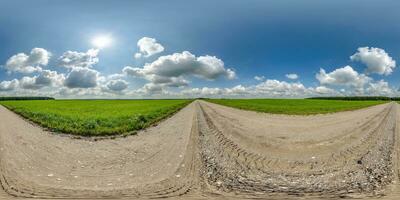 360 hdri panorama em molhado cascalho estrada com marcas a partir de carro ou trator pneus com nuvens em azul céu dentro equirretangular esférico desatado projeção, cúpula substituição dentro zangão panoramas foto