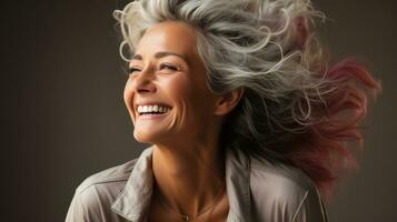 lindo Senior modelo mulher dentro dela decada de 50 anos 60 com cinzento cabelo rindo e sorridente contra uma Sombrio fundo, abraçando beleza, confiança, e alegre envelhecimento dentro feliz aposentadoria, ai generativo foto