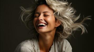 lindo Senior modelo mulher dentro dela decada de 50 anos 60 com cinzento cabelo rindo e sorridente contra uma Sombrio fundo, abraçando beleza, confiança, e alegre envelhecimento dentro feliz aposentadoria, ai generativo foto