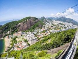 vista do topo do morro da urca, montanha do pão de açúcar no rio de janeiro, brasil foto