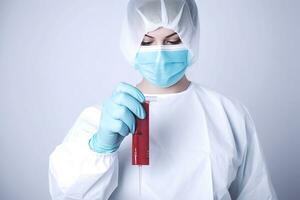 médico ou enfermeira segurando sangue pacote em branco fundo. generativo ai foto