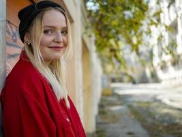 retrato de uma jovem sorridente com chapéu de malha ao ar livre foto