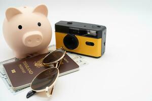 viagem planejamento e despesas conceito. filme Câmera, Passaporte, calculadora, porquinho banco e colecionar dinheiro para período de férias viagem. preparando para período de férias. foto