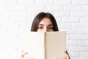 close-up de mulher lendo um livro foto