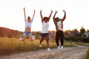 meninas felizes de diferentes nacionalidades pulam e se divertem foto