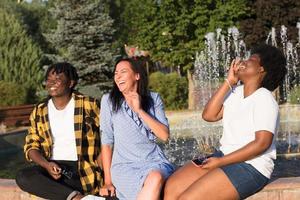 meninas felizes de diferentes nacionalidades no verão foto