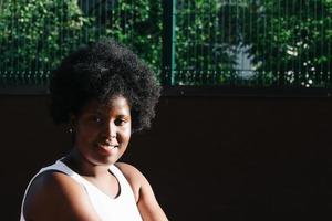 retrato de uma mulher afro-americana feliz na rua no verão