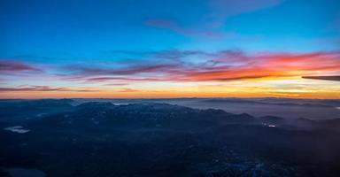 pôr do sol sobre as montanhas rochosas do Colorado de um avião foto