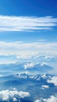 nebuloso montanhas visto através fino nuvens foto