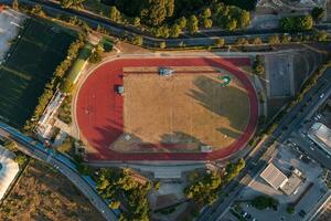 uma Visão do uma cidade rua a partir de acima foto