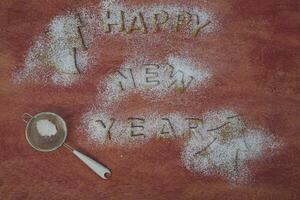feliz Novo ano texto com açúcar e uma colher em uma vermelho fundo foto