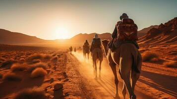 turistas deleite dentro grupo camelo passeios através a deserto viagem foto