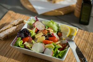 uma branco quadrado tigela com salada foto